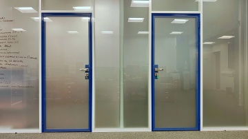 В какие офисы устанавливают распашные двери из стекла
