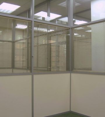 Комбинированные перегородки с жалюзи в офисе ЗТК