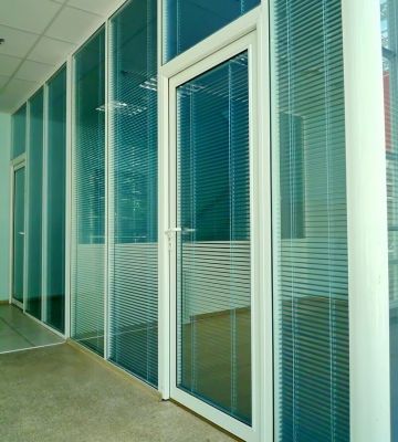 Перегородки комбинированные и стеклянные в офисе