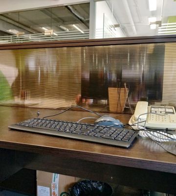 Настольные экраны в офисе Спец