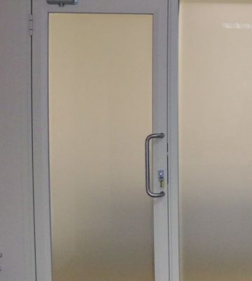 Алюминиевые двери, одинарное или двойное остекление
